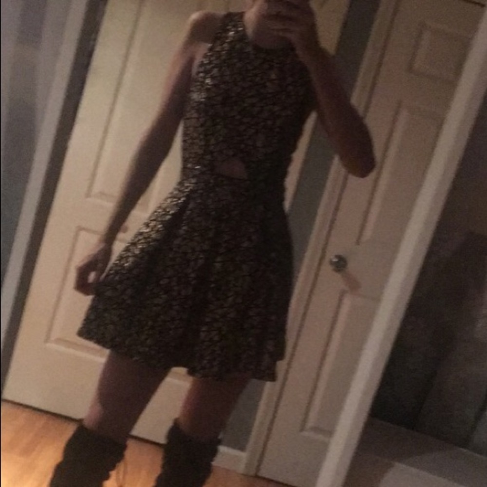 🚨 Event Dress - Picture 3 of 5